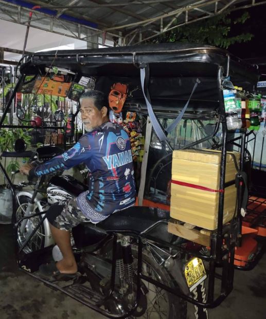Old Tricycle Driver Sets Up Mini “Sari-Sari” Store in Vehicle, Earns Admiration